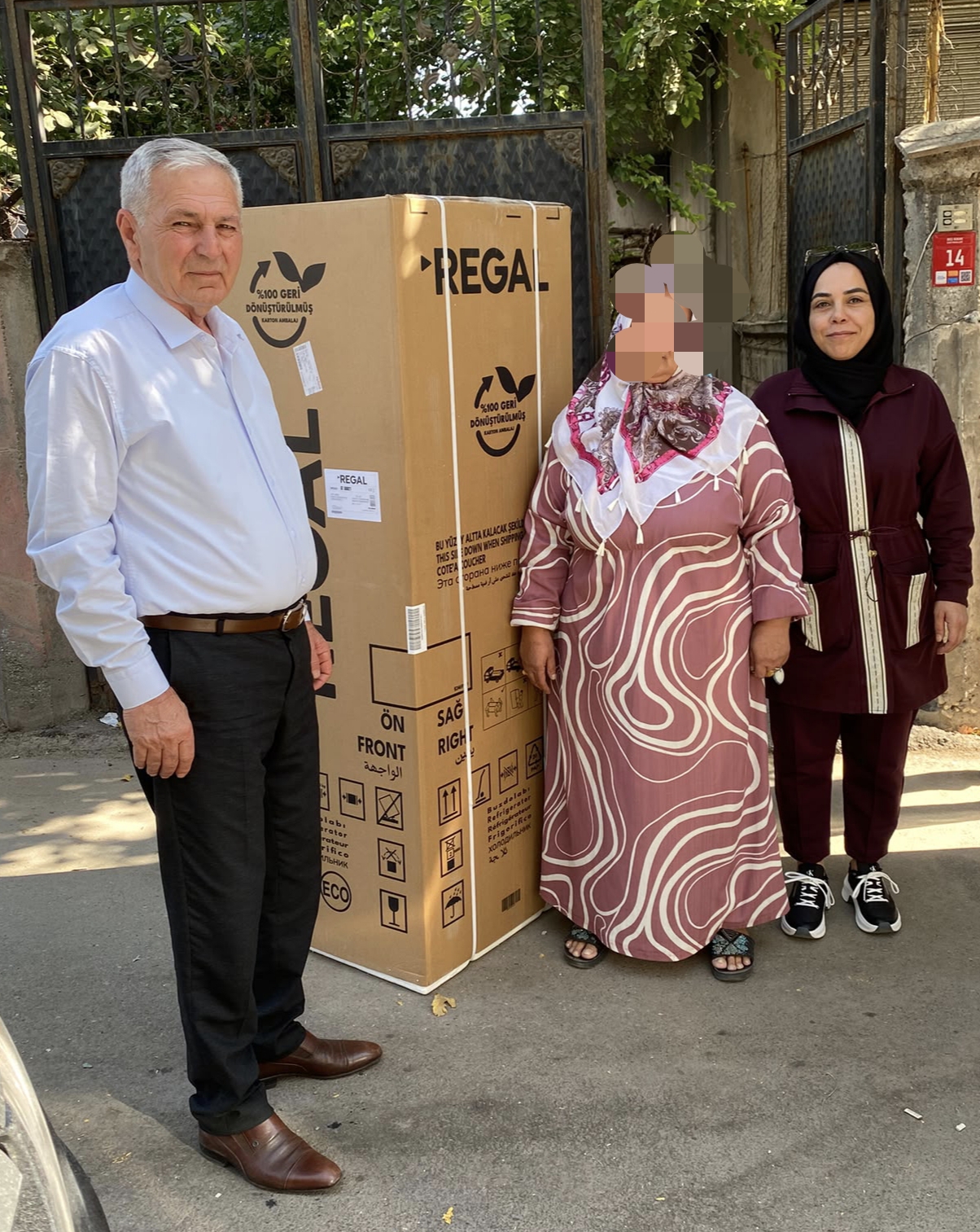 CHP BATMAN İL BAŞKANLIĞINDAN İKİ AİLEYE BUZDOLABI DESTEĞİ