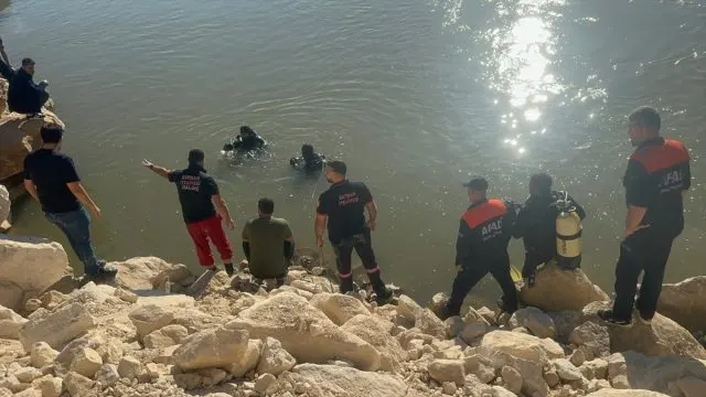 Batman Çayı'nda Serinlemek İ̇steyen 17 Yaşındaki Genç Hayatını Kaybetti Batman Çayı'nda Serinlemek İ̇steyen 17 Yaşındaki Genç Hayatını Kaybetti