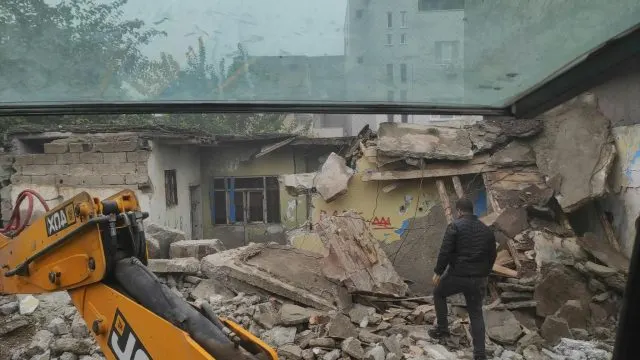 Batman’da Risk Taşıyan İki Metruk Yapı Kaldırıldı
